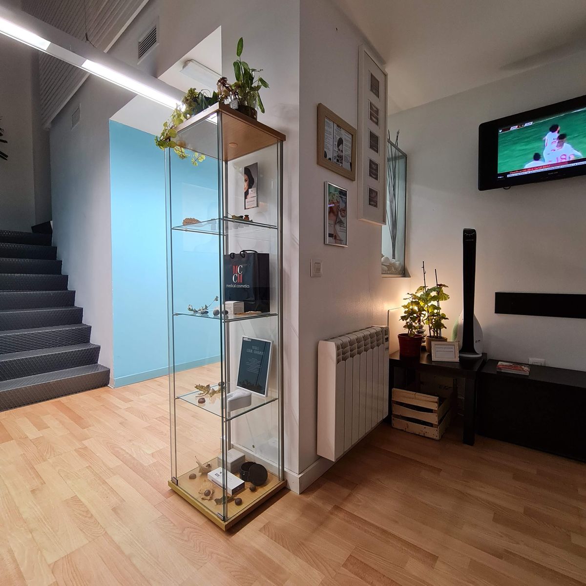 Sala de espera con vitrina y zona de descanso de la clínica